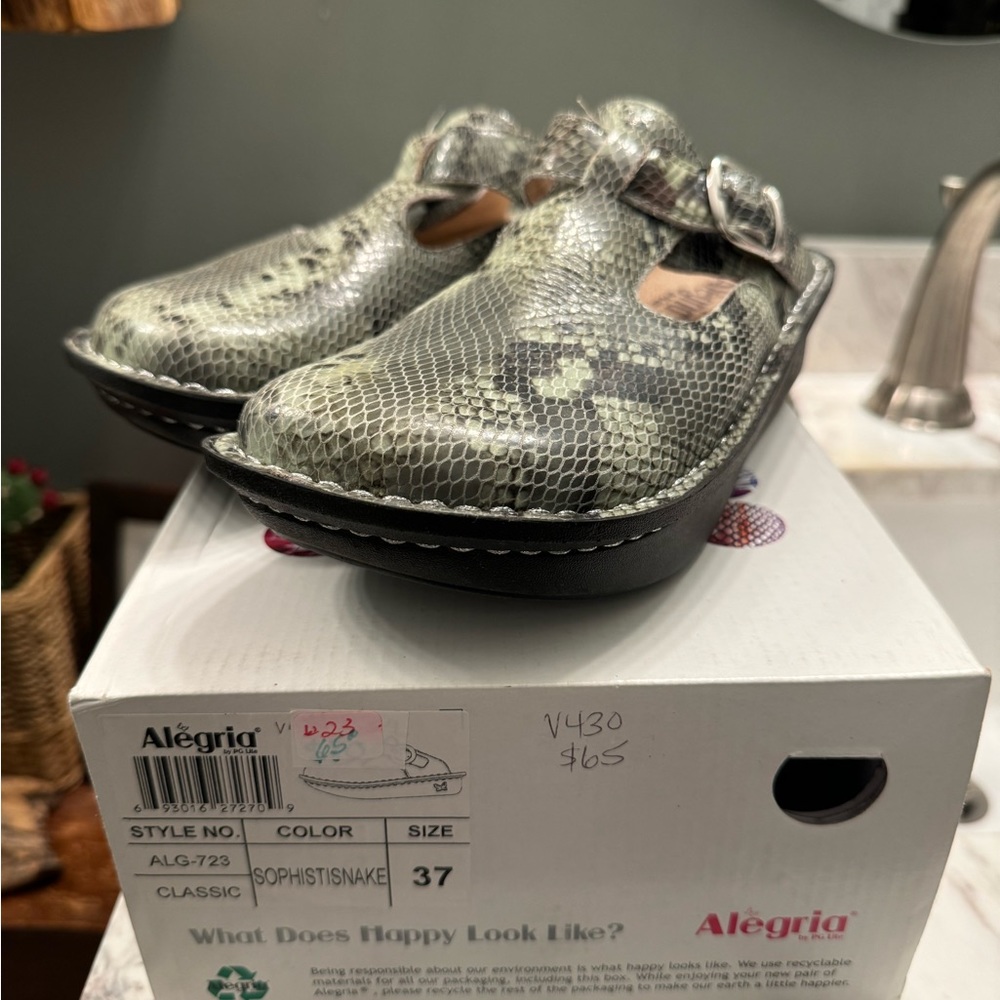 Womens Alegria Comfort Shoes | Green Snakeskin | Size 6.5 / 38